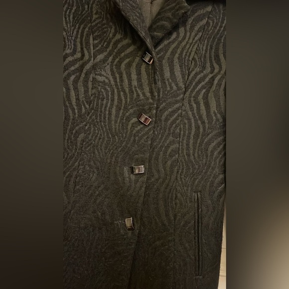 Black Textured Trench Coat with Tailored Fit - Picture 3 of 8